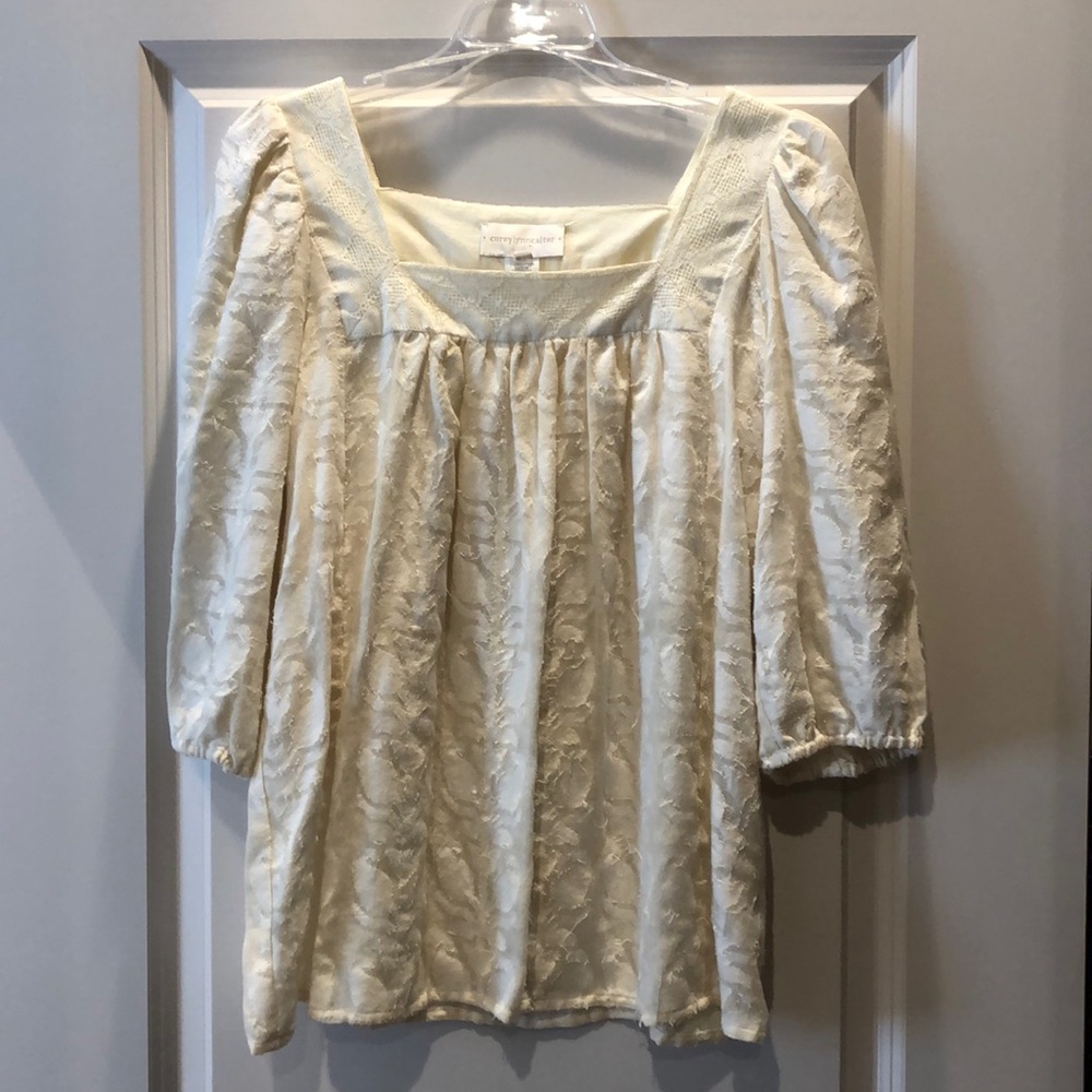 Woman’s square neck shirt!